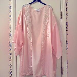 NWT 3/4 Sleeve Robe